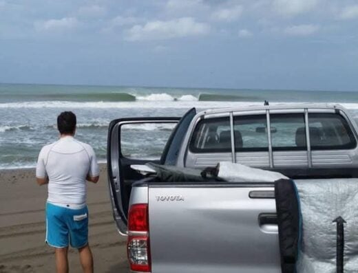 Surf Guide & Instructor | Encouraging Surfers