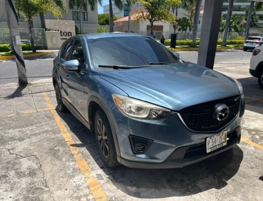 Luxury SUV for executive transportation in El Salvador, ideal for corporate travel and VIP services, offering comfort, safety, and style for business clients.