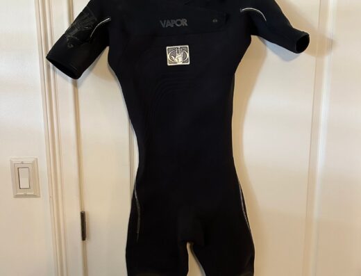 High-performance men's long-sleeve wetsuit for surfing and water sports, designed for durability and flexibility. Features premium materials and a sleek black finish for optimal comfort and protection.