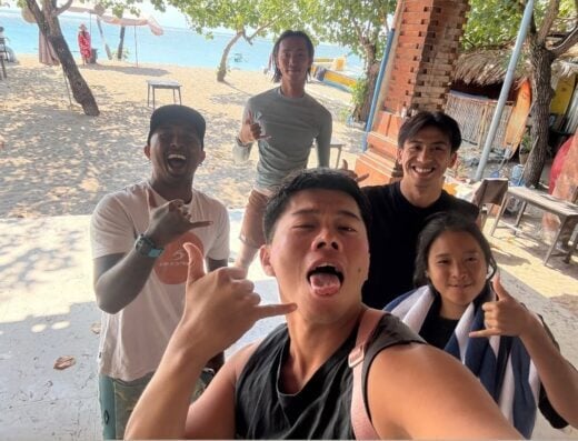 Vibrant group enjoying surf lessons on Bali's beaches, showcasing fun and learning with professional instructors. Perfect for beginners seeking an authentic Bali surfing experience.